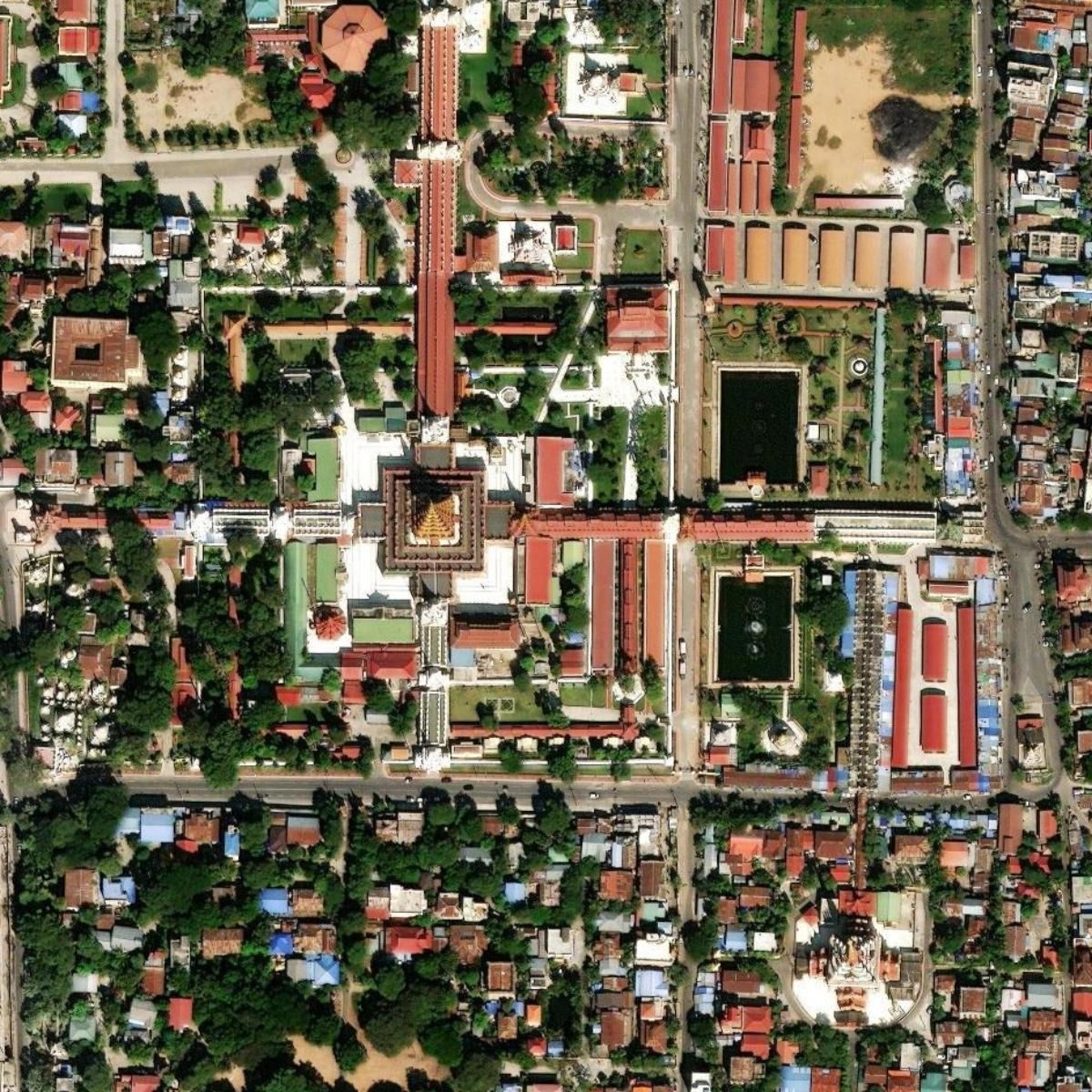 02 before damaged Mahamuni pagoda in Mandalay, Myanmar, 29 March 2025.jpg